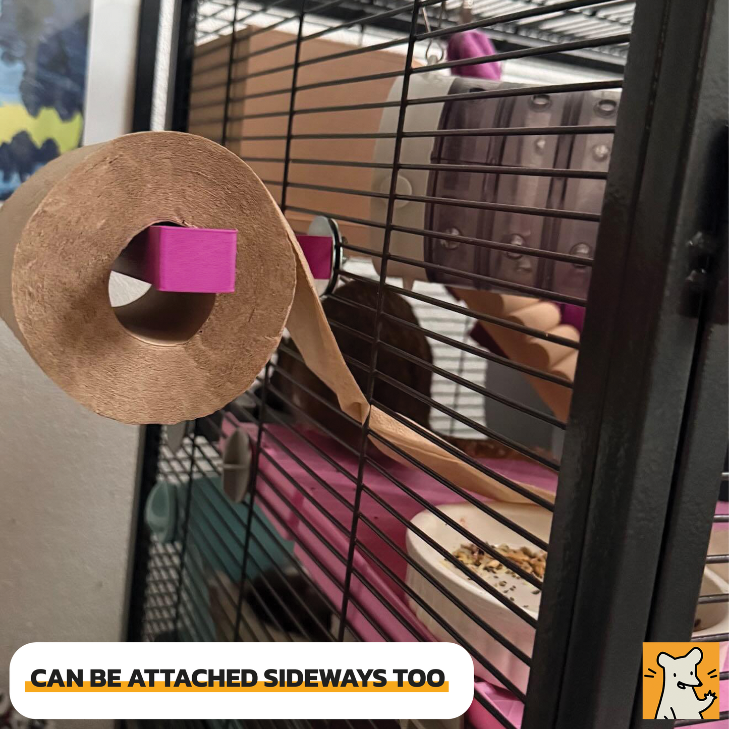 Toiletrolhouder voor Kooien met toiletrol gemonteerd aan een kooi, geschikt voor ratten of degus.